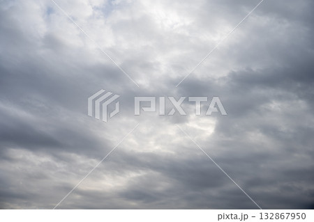 曇り空 曇っている 雨の日 雨空 秋空 11月 イメージ 132867950