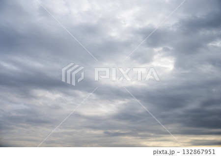 曇り空 曇っている 雨の日 雨空 秋空 11月 イメージ 132867951
