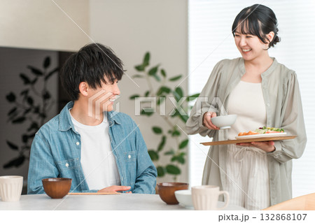 夫婦,家族の食卓シーン（配膳,自炊,手料理,朝食） 132868107