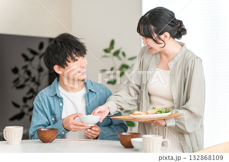 夫婦,家族の食卓シーン（配膳,自炊,手料理,朝食） 132868109