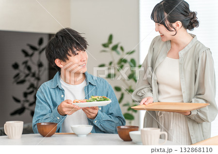 夫婦,家族の食卓シーン（配膳,自炊,手料理,朝食） 132868110