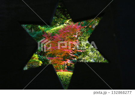 六方手裏剣の形をした穴から見た紅葉 六方手裏剣の形をした穴から見た紅葉 132868277