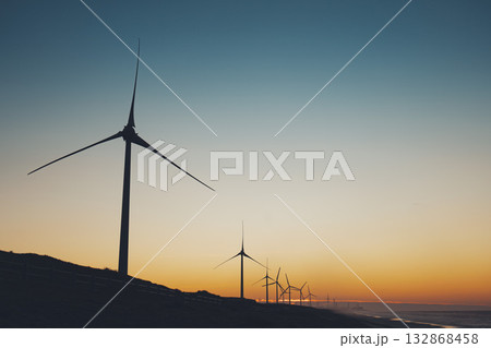 風力発電の風車のシルエット 風力発電の風車のシルエット 132868458