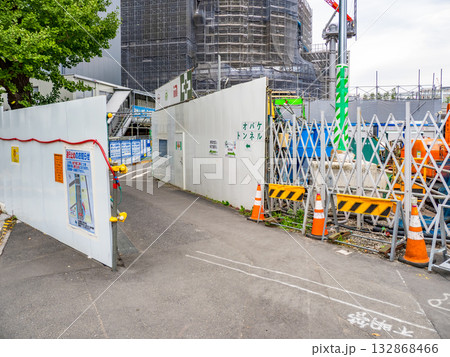 高輪橋架道橋下区道（通称：おばけトンネル）の場所を示す案内表示（東京都港区） 132868466