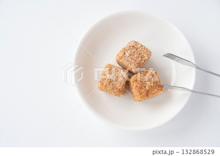 白い皿にのせたブラウンシュガー 132868529