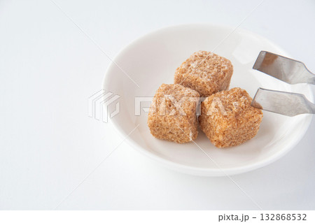 白い皿にのせたブラウンシュガー 白い皿にのせたブラウンシュガー 132868532