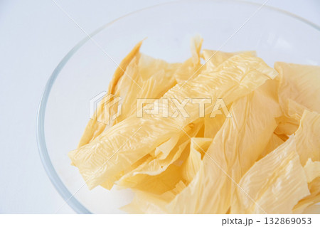 ガラス皿に入れた乾燥ゆば 132869053