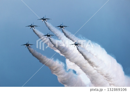 2025入間航空祭ブルーインパルス飛行展示 132869106