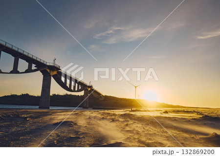 静岡県掛川市の菊川河口にある観光名所の潮騒橋と風力発電施設, 132869200