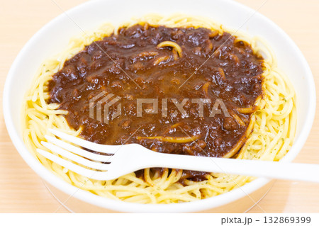 おいしいコンビニ食品のミートソースパスタ 132869399