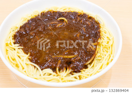 おいしいコンビニ食品のミートソースパスタ 132869404