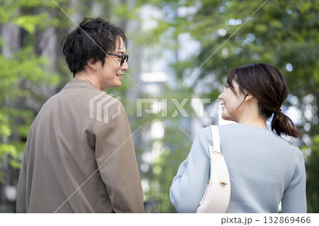 街を歩く笑顔の30代の男女 街を歩く笑顔の30代の男女 132869466
