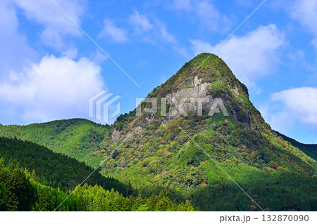 秋を迎えた曽爾村の鎧岳 132870090