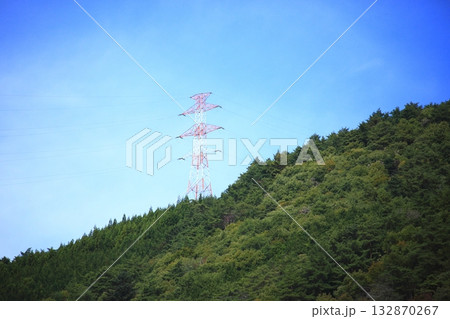 山の上の送電鉄塔 132870267