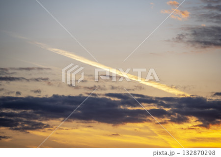 秋の夕焼け 夕暮れ 夕方 空 秋 10月 イメージ 132870298