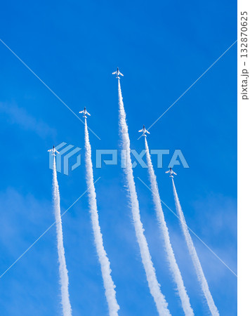 ブルーインパルスの展示飛行（入間航空祭） 132870625