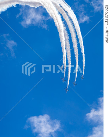 ブルーインパルスの軌跡（入間航空祭） 132870628