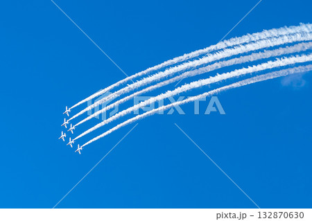 ブルーインパルスの軌跡（入間航空祭） 132870630