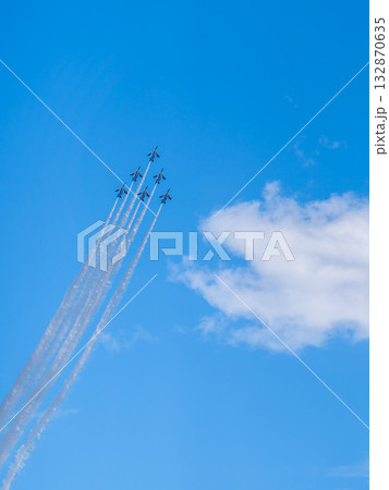 青空とブルーインパルス（入間航空祭） 132870635