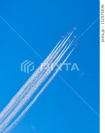 ブルーインパルスの軌跡（入間航空祭） 132870636