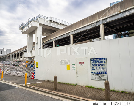 建設中の高輪ゲートウェイ駅「東側連絡通路」を東側から望む(2025年11月撮影) 建設中の高輪ゲートウェイ駅「東側連絡通路」を東側から望む(2025年11月撮影) 132871118