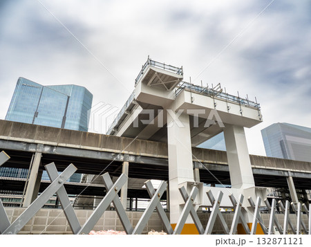 建設中の高輪ゲートウェイ駅「東側連絡通路」を東側から望む（2025年11月撮影） 132871121