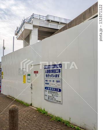 建設中の高輪ゲートウェイ駅「東側連絡通路」を東側から望む（2025年11月撮影） 132871122