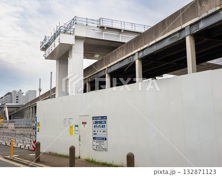 建設中の高輪ゲートウェイ駅「東側連絡通路」を東側から望む（2025年11月撮影） 132871123