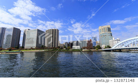 秋の流れの隅田川 132871148