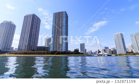 秋の流れの隅田川 132871159