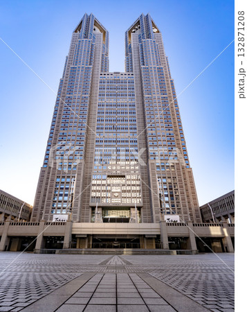 真正面の東京都庁 132871208