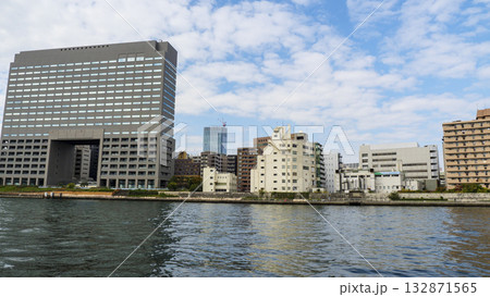 秋の流れの隅田川 132871565