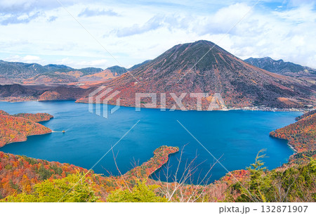 栃木県日光市　秋の紅葉に染まる男体山と中禅寺湖 132871907