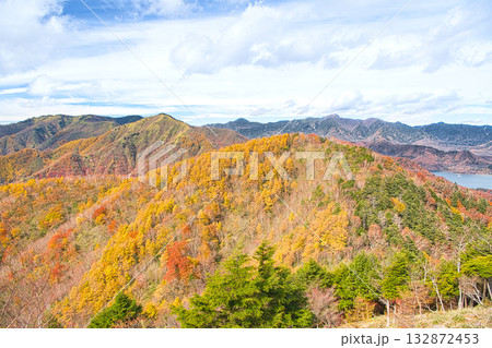 栃木県日光市　秋の紅葉に染まる中禅寺山と社山 132872453