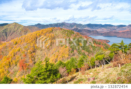 栃木県日光市 秋の紅葉に染まる中禅寺山と社山 栃木県日光市 秋の紅葉に染まる中禅寺山と社山 132872454