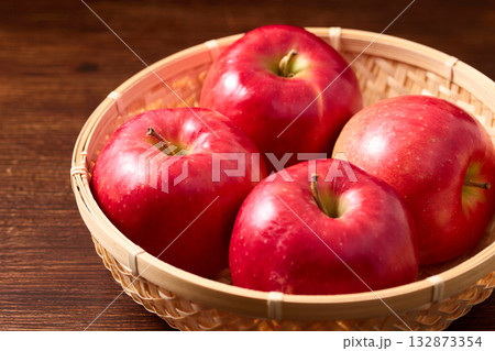 かごに盛ったりんご　青森県産ジョナゴールド 132873354