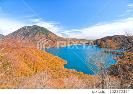 栃木県日光市 秋の紅葉に染まる男体山と中禅寺湖 栃木県日光市 秋の紅葉に染まる男体山と中禅寺湖 132873394