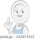 エプロンをつけたお皿のキャラクター（指差し・笑顔） 132873515