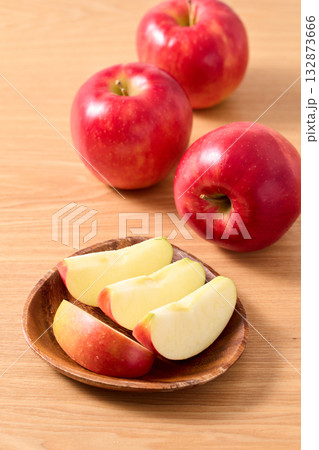 カットしたりんご 青森県産ジョナゴールド カットしたりんご 青森県産ジョナゴールド 132873666