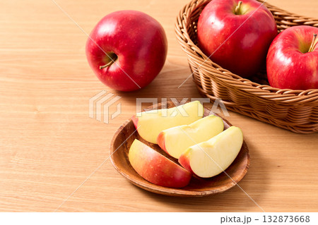 カットしたりんご　青森県産ジョナゴールド 132873668