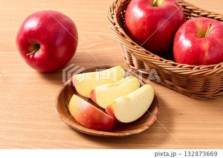 カットしたりんご　青森県産ジョナゴールド 132873669