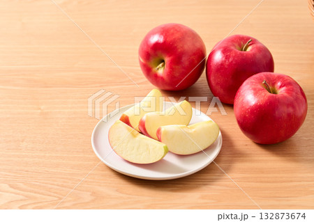 カットしたりんご　青森県産ジョナゴールド 132873674