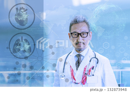 DX デジタルイメージ　白衣を着たミドルエイジの男性　撮影協力:スカパー東京メディアセンター 132873948