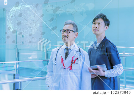 DX デジタルイメージ　白衣を着たミドルエイジの男性　2人　撮影協力:スカパー東京メディアセンター 132873949