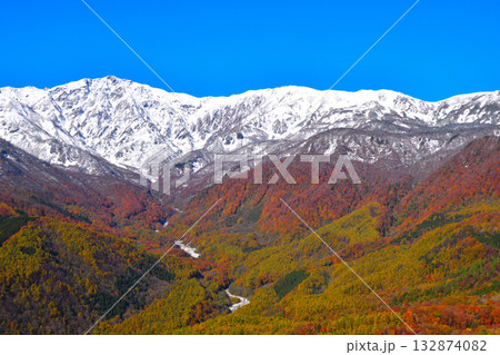 5色の絶景　青雪赤黄緑　秋　白馬連峰 132874082