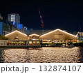 夜の運河沿いのレストランの景観 132874107