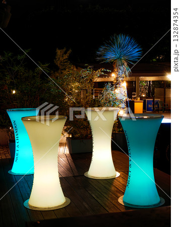 光るお洒落なバーのスタンドテーブル 132874354