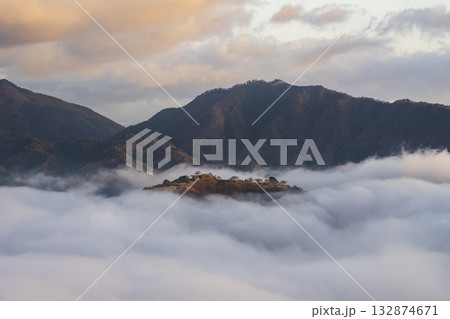 兵庫県朝来市の竹田城と雲海 兵庫県朝来市の竹田城と雲海 132874671