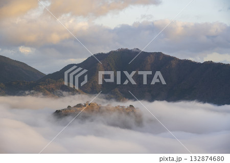 兵庫県朝来市の竹田城と雲海 132874680