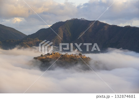 兵庫県朝来市の竹田城と雲海 132874681
